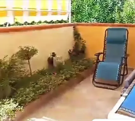 Salvia, Veranda E Giardino A 75 M Dal Mare